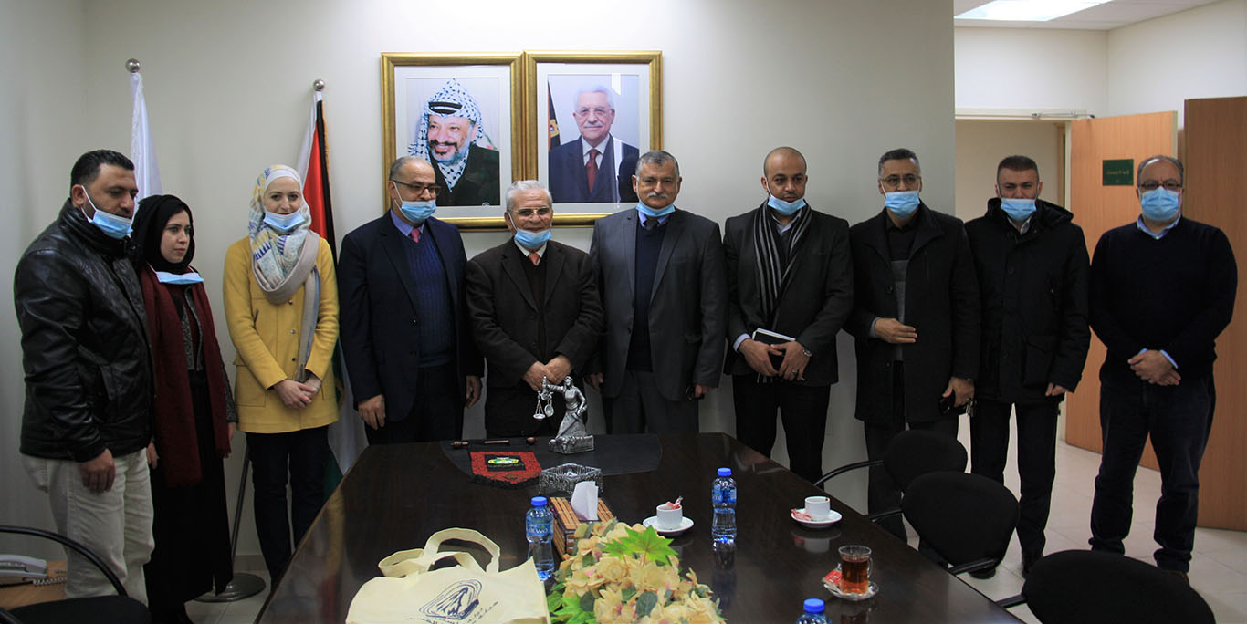 مكافحة الفساد تكرم رئيس جامعة القدس المفتوحة على تعاونه الدائم
