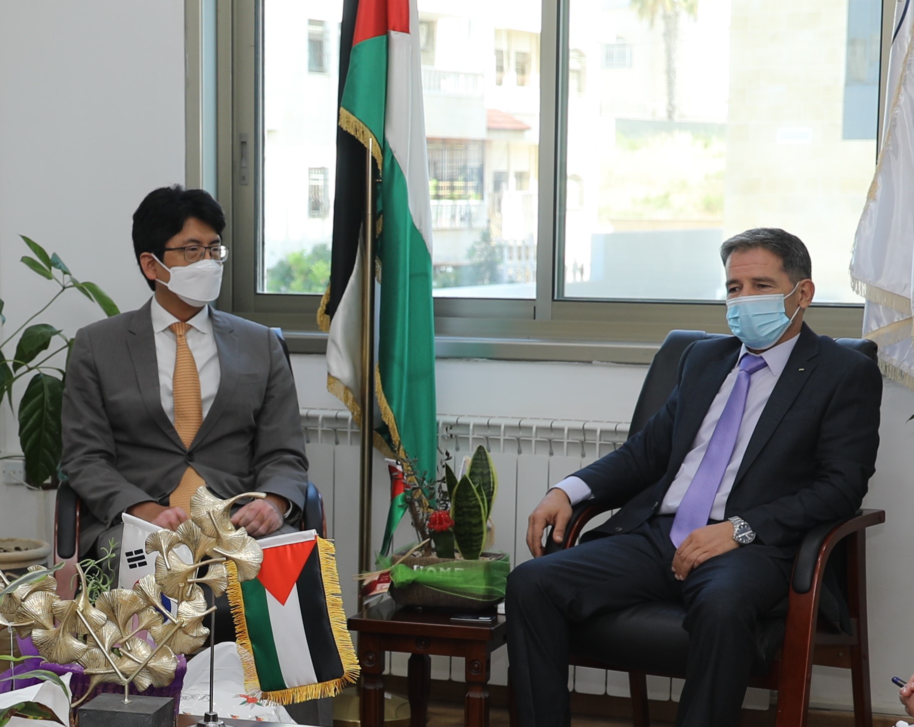 Radwan receives the Representative of the Republic of Korea H.E.  Si-jin Song