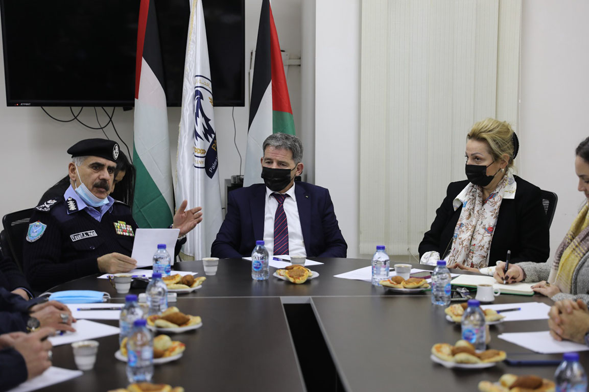 في إطار تقييم التعاون بين هيئة مكافحة الفساد والشرطة الفلسطينية وبعثة الشرطة الأوروبية  رضوان: فخورون بهذا التعاون المثمر، ومستعدون للعمل المشترك مع كافة المؤسسات والقطاعات اللواء الحلو: علاقتنا تكاملية مع الهيئة لخدمة العدالة وتطبيق القانون. أبوستولوفا: حريصون على التعاون المشترك وعلاقتنا تمثل قصة نجاح حقيقية