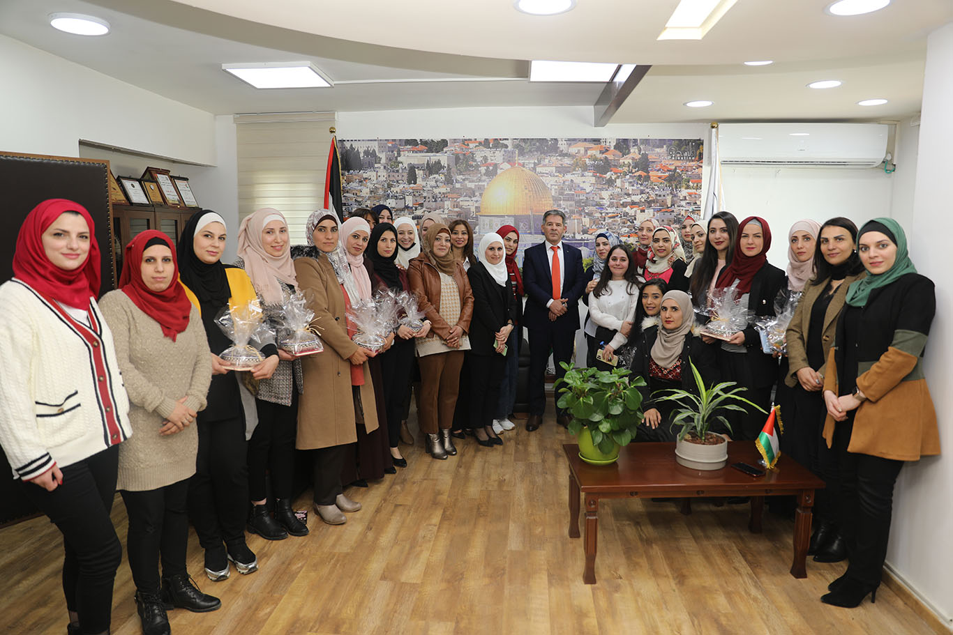 مكافحة الفساد تكرم موظفاتها بمناسبة اليوم العالمي للمرأة رضوان: المرأة الفلسطينية نجحت على كافة المستويات، وهي قادرة على العطاء بقدراتها وليس بالتمييز الإيجابي