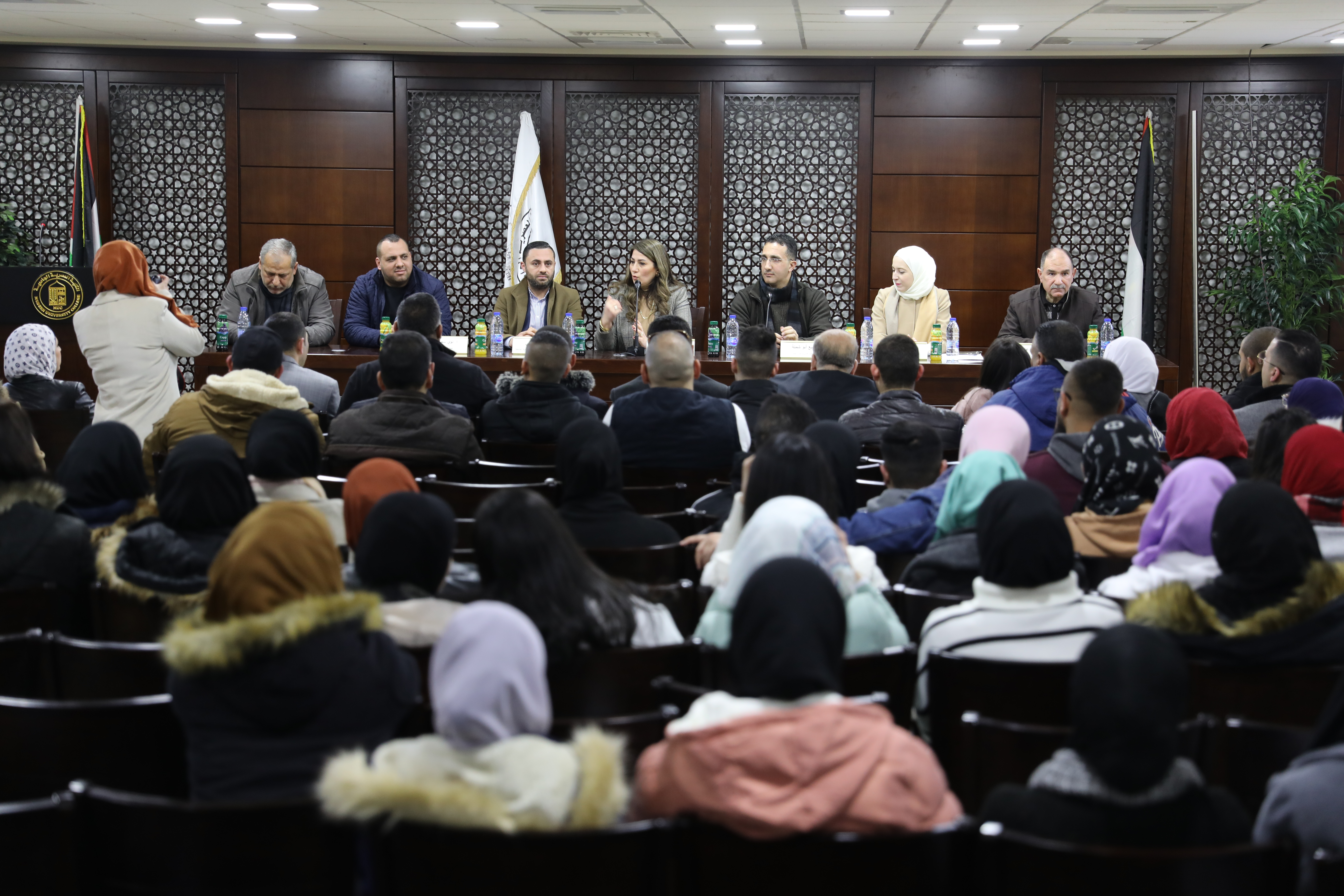 مكافحة الفساد تنظم لقاءً طلابياً في الكلية العصرية الجامعية