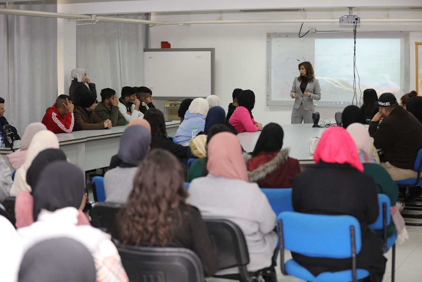 مكافحة الفساد تُطلع طلبة كلية مجتمع المرأة على واقع مكافحة الفساد في فلسطين وتعقد لقاءً آخر لطلبة الدبلوم في جامعة الاستقلال