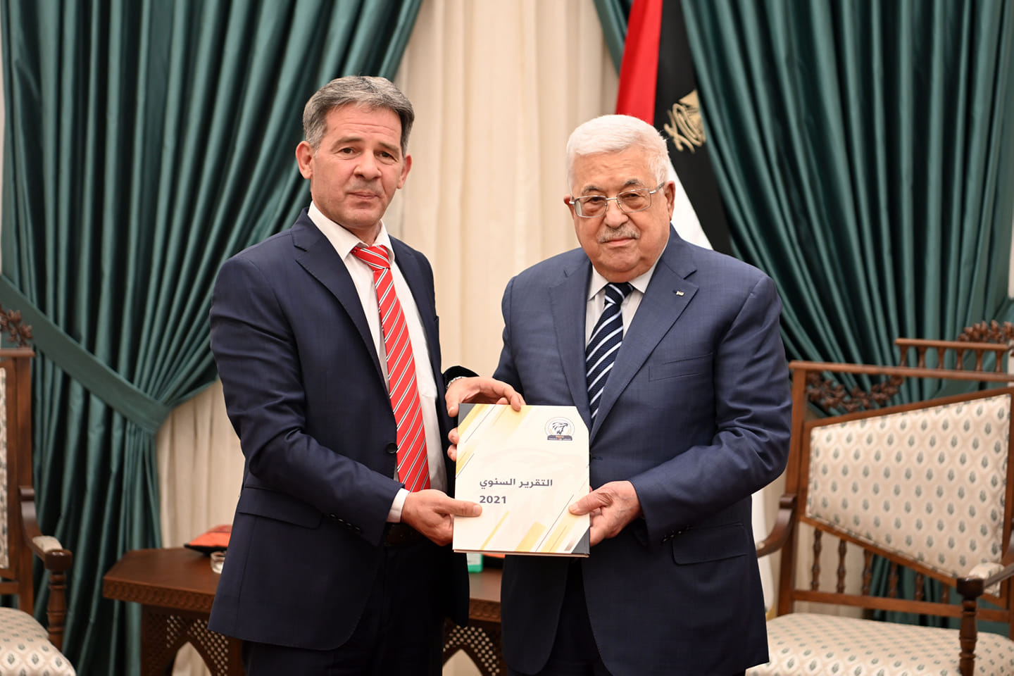 THE PRESIDENT RECIEVES PACC’S ANNUAL REPORT
