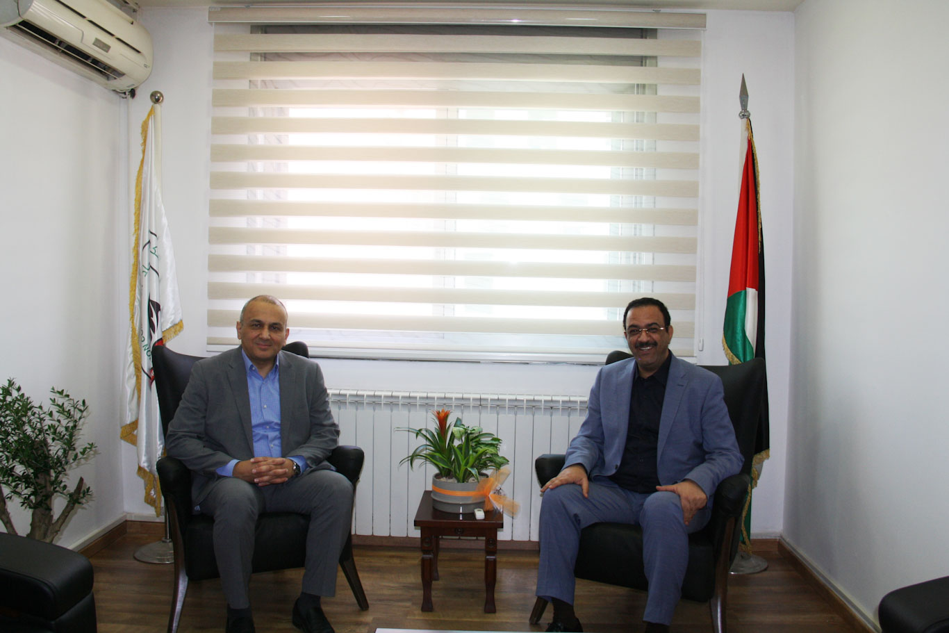 رئيس هيئة مكافحة الفساد د. احمد البراك يستقبل وفدا من شركة جوال لبحث العمل المشترك