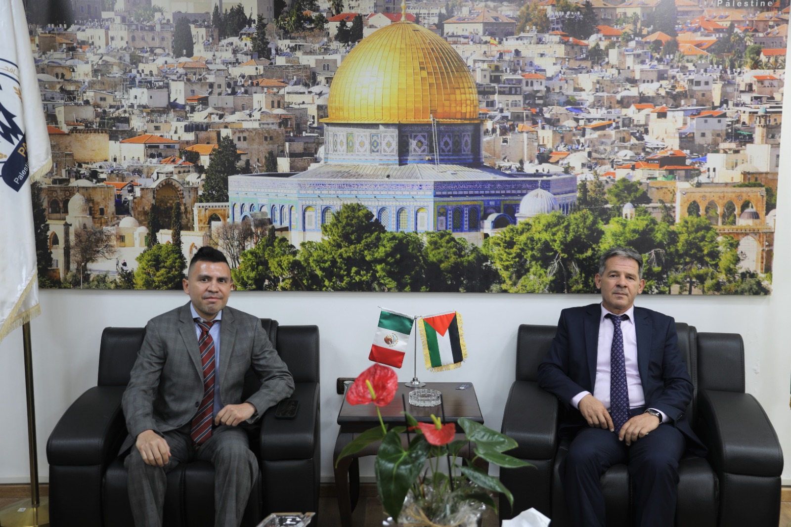 رضوان يلتقي نائب ممثل المكسيك لدى فلسطين ويبحث معه سبل التعاون المشترك